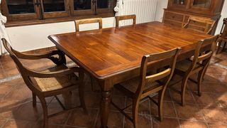 Mesa de comedor de madera