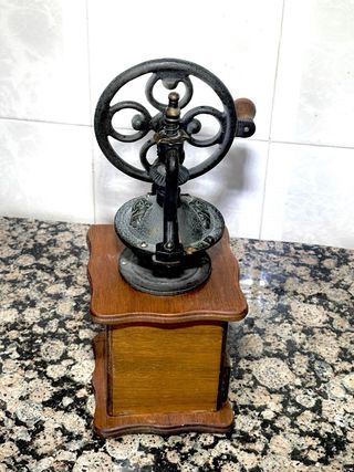 Molinillo de café antiguo