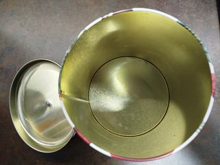 Caja metálica cilíndrica decorativa frutas