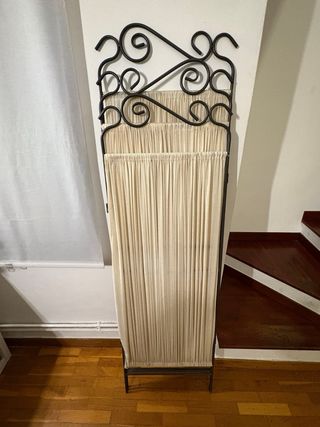 Elegante biombo separador con estructura de hierro