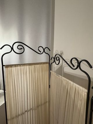 Elegante biombo separador con estructura de hierro