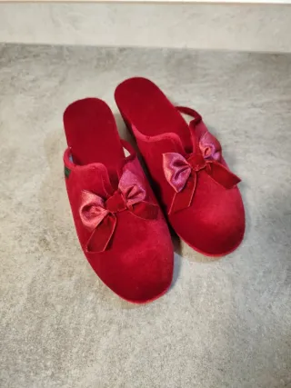 Pantofole in velluto rosso con fiocco e zeppa