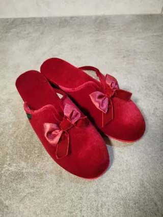 Pantofole in velluto rosso con fiocco e zeppa