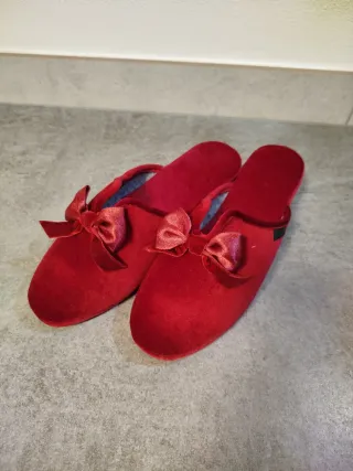 Pantofole in velluto rosso con fiocco e zeppa