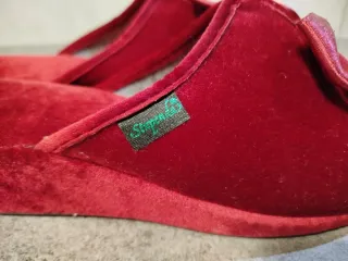 Pantofole in velluto rosso con fiocco e zeppa