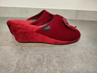 Pantofole in velluto rosso con fiocco e zeppa