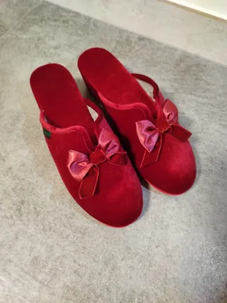 Pantofole in velluto rosso con fiocco e zeppa
