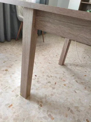 Mesa de comedor de madera y cristal