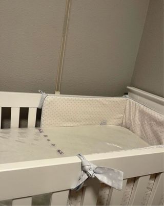 Cuna de bebé blanca sin colchón