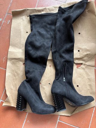 Stivali sopra ginocchio neri con tacco borchiato