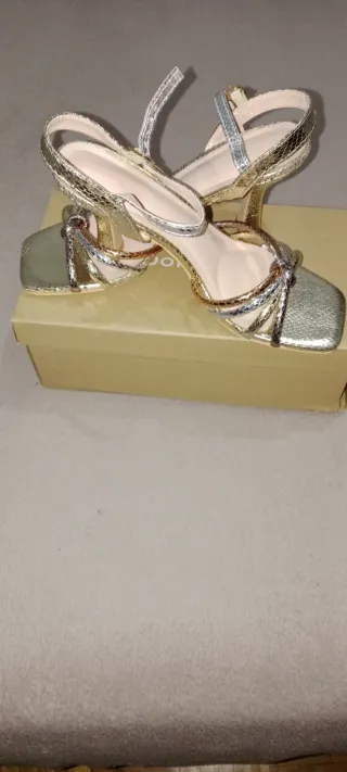 Zapatos de tacón dorados y plateados