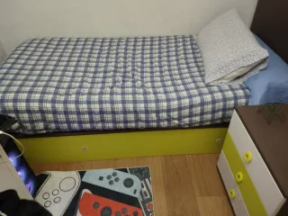 Cama juvenil marrón y verde