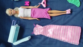Barbie Muñeca Clásica con Accesorios