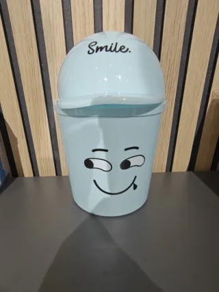 Cestino da scrivania con faccia sorridente