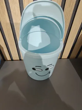 Cestino da scrivania con faccia sorridente