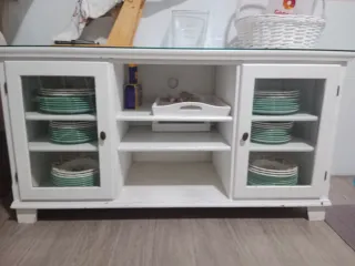 Aparador de madera y cristal