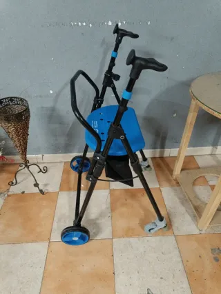 Andador azul con asiento y ruedas frenates y bolsa