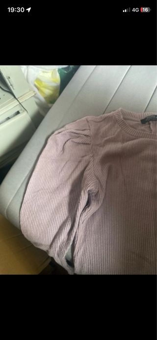 Vestido lila ajustado mangas abullonadas