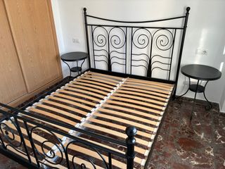 Cama de forja IKEA y 2 mesitas