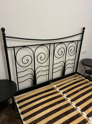 Cama de forja IKEA y 2 mesitas