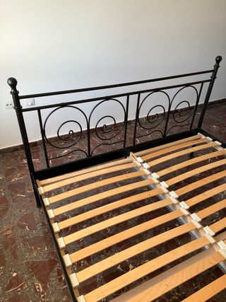 Cama de forja IKEA y 2 mesitas