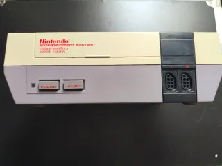 Nintendo NES más mandos y cartucho 509 juegos.