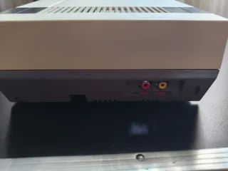 Nintendo NES más mandos y cartucho 509 juegos.