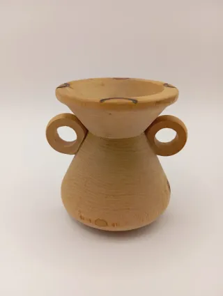 Piccola anfora in legno decorato