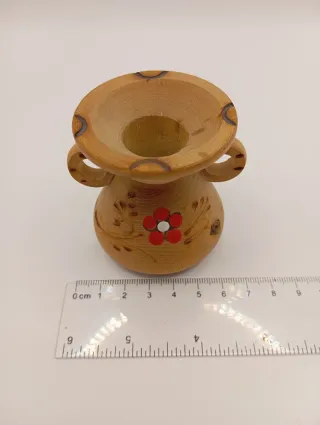 Piccola anfora in legno decorato