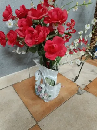 Jarrón de flores rojas y blancas