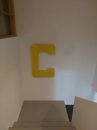 Lámpara de pared Letra C