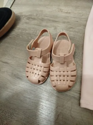 Neopreno bebé rosa con arcoíris + chancletas Igor