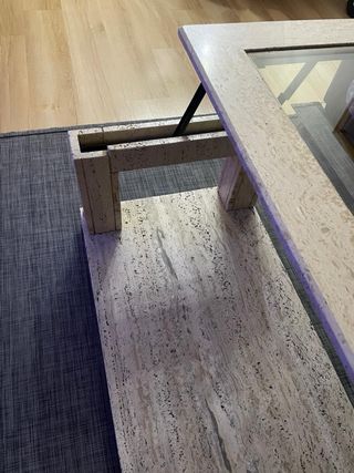 Mesa de centro de piedra y cristal