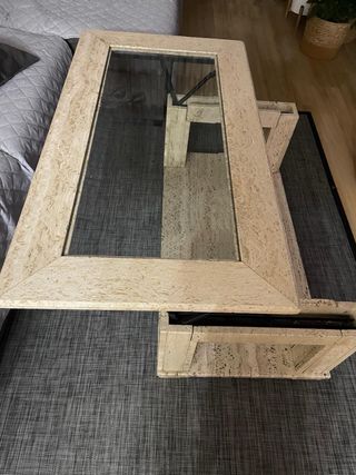 Mesa de centro de piedra y cristal