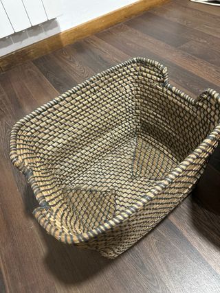 Cestos de mimbre beige y marrón