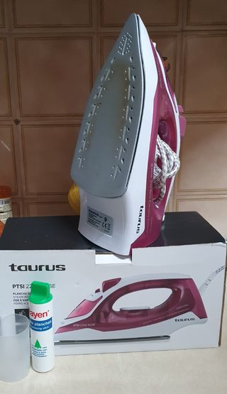 Plancha Taurus PTSI 2200 Rose + mesa + limpiador