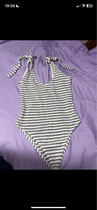 Body de punto a rayas blanco y negro.