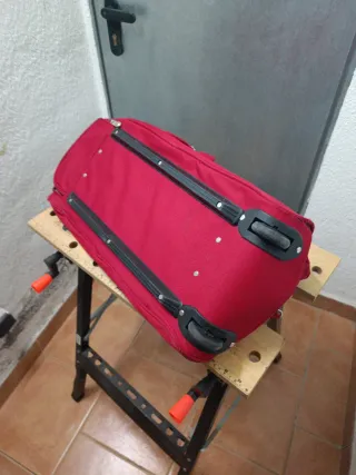 Mochila de viaje roja con ruedas y asa