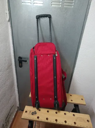 Mochila de viaje roja con ruedas y asa