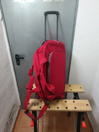 Mochila de viaje roja con ruedas y asa