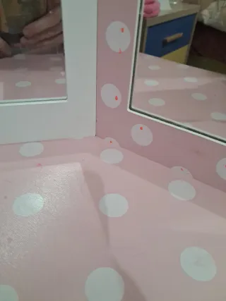 Tocador infantil rosa con espejo