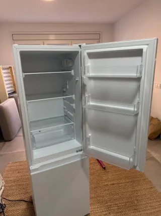 Nevera LAGAN 150cm casi nueva