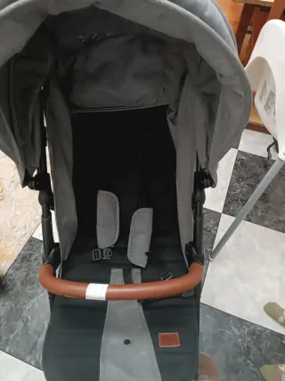 Carrito de bebé gris