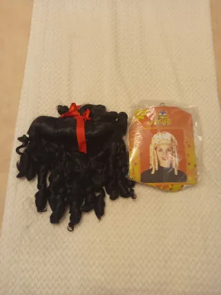 Peluca negra tirabuzones lazo rojo