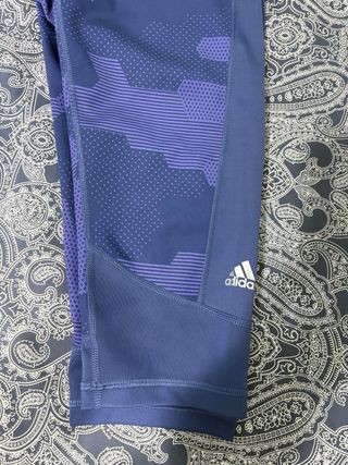 Pantalón deportivo Adidas azul y morado