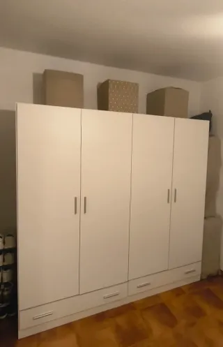 Armario de dormitorio blanco y marrón