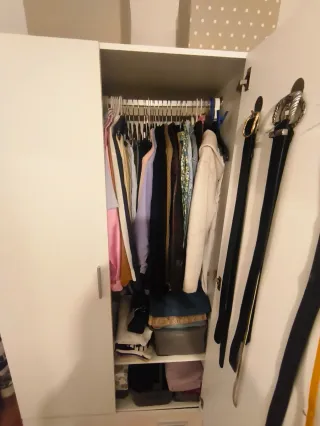 Armario de dormitorio blanco y marrón