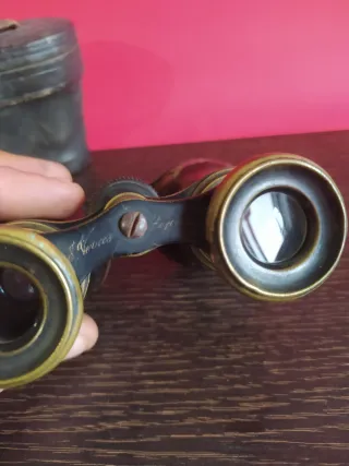 Antiguos prismáticos con estuche