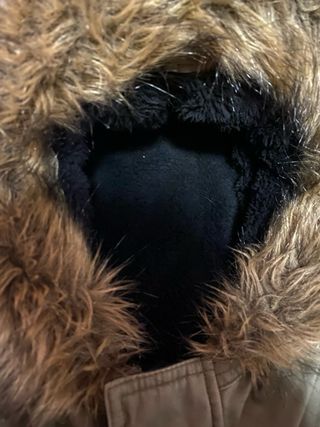 Chaqueta verde con capucha de pelo