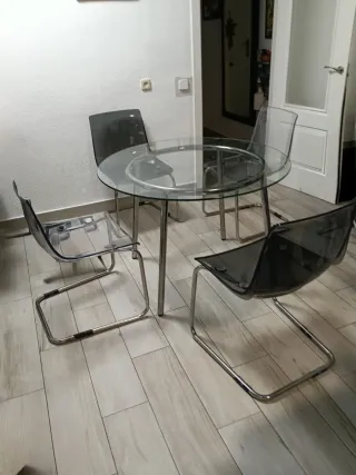 Mesa cristal y 4 sillas IKEA